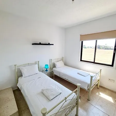 דירה 2 Bedroom Townhouse, Close To Harbour, Use Of Onsite Facilities