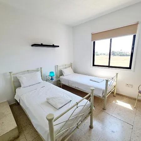 דירה 2 Bedroom Townhouse, Close To Harbour, Use Of Onsite Facilities פאפוס