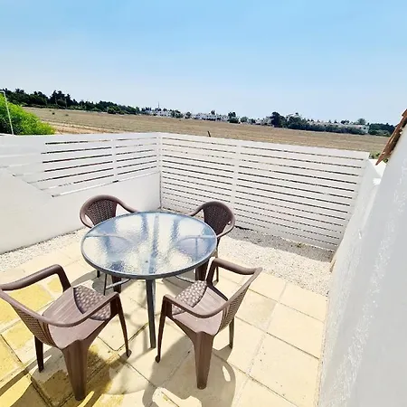 Apartment 2 Bedroom Townhouse, Close To Harbour, Use Of Onsite Facilities *