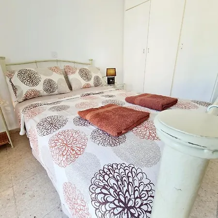 2 Bedroom Townhouse, Close To Harbour, Use Of Onsite Facilities Daire Pafos